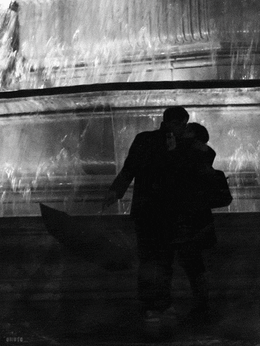 Cinemagraph - Couple by fountain (nightgrain.tumblr.com)